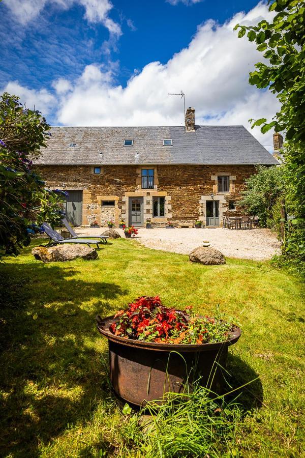 Les Prairies Du Mont - Le Gite De La Chapelle Sougeal Exterior photo